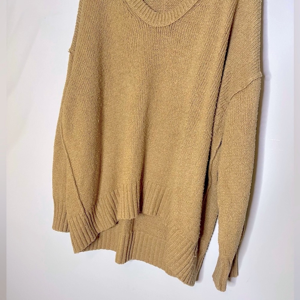 Free People Deep V Neck sweater! Can be worn Off one shoulder Size M - Picture 4 of 8